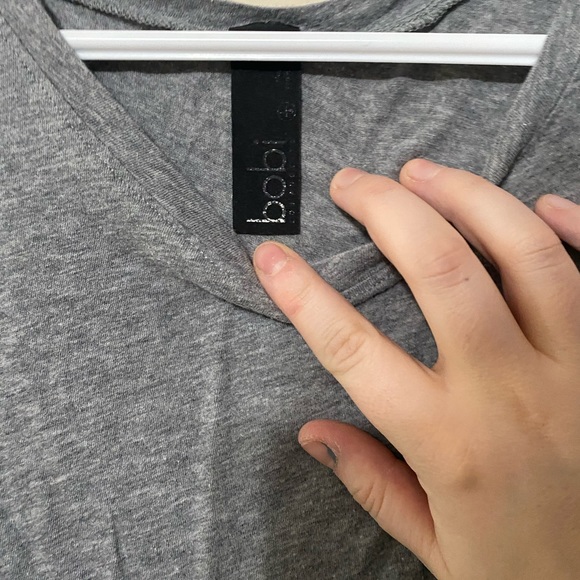 SOLD 3/$20 🧁Grey boho crop top - Picture 2 of 4